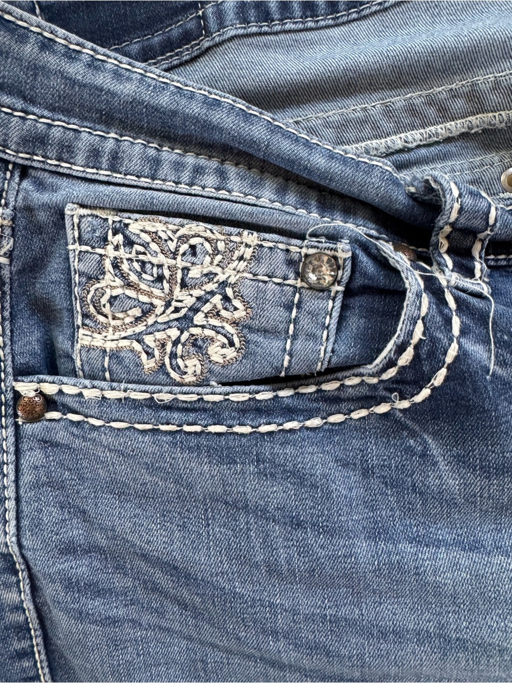 Miss Me Women’s Blue Embroidered Back Pocket Jeans - Picture 3 of 4